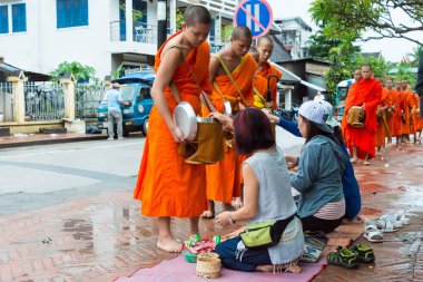 Luang Prabang, Laos - 12 Haziran 2015: sabah töreni Budist sadaka. Rahipler de Luang Prabang için sadaka verme geleneği turistlere genişletilmiş.