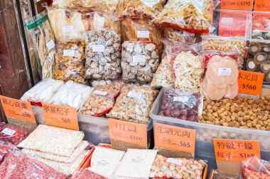 Hong Kong - 07 Aralık 2015: Deniz ürünleri Sokağı. ünlü turistik Hong Kong'da spot.