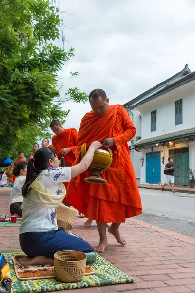 Luang Prabang, Laos - Jun 15 2015: Buddhistiska alms ger ceremoni på morgonen. Traditionen av allmosan till munkar i Luang Prabang har förlängts till turister. — Stockfoto