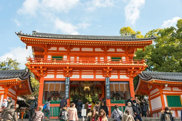KYOTO, GIAPPONE - 12 gennaio 2015: Santuario Yasaka-jinja. un famoso santuario nella città antica di Kyoto, Giappone . — Foto Stock