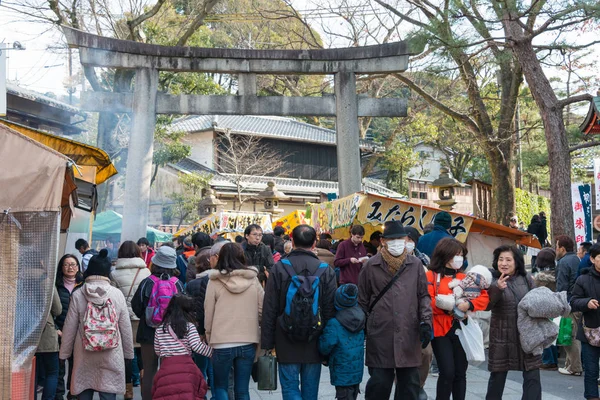 KYOTO, JAPÓN - 11 de enero de 2015: Aproximación al Santuario de Fushimi Inari-taisha. un santuario famoso en la antigua ciudad de Kyoto, Japón . — Foto de Stock