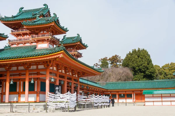 KYOTO, JAPÃO - 12 de janeiro de 2015: Santuário de Heian-jingu. um santuário famoso na cidade antiga de Kyoto, Japão . — Fotografia de Stock