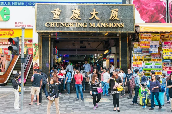Hong Kong - 30 Kasım 2015: Chungking Konakları. ünlü turistik Tsim Sha Tsui, Kowloon, Hong Kong'da spot.