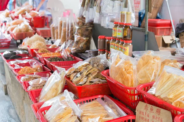 Hong Kong - 10 Dec 2015: Marknaden vid Tai O fiskeläge. en berömd historisk plats i Lantau Island, Hong Kong. — Stockfoto