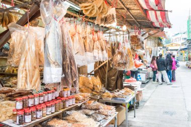 Hong Kong - 10 Aralık 2015: Tai O balıkçı köyü markette. ünlü tarihi bir site Lantau Island, Hong Kong.