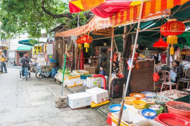 Hong Kong - 10 Aralık 2015: Tai O balıkçı köyü markette. ünlü tarihi bir site Lantau Island, Hong Kong.