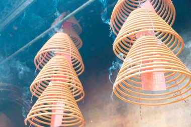 Hong Kong - 04 Aralık 2015: Man Mo Temple, dairesel incenses. ünlü tarihi bir site Tai Po, Hong Kong.