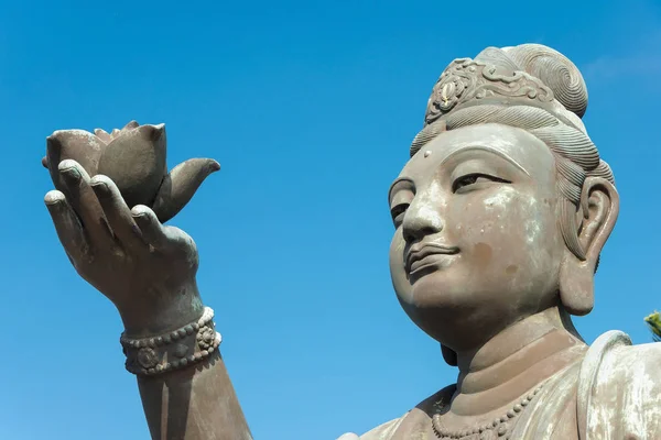 Hong Kong - Dec 11 2015: Szobrok a Tian Tan Buddha. egy híres kirándulóhely Ngong Ping, Hong Kong. — Stock Fotó