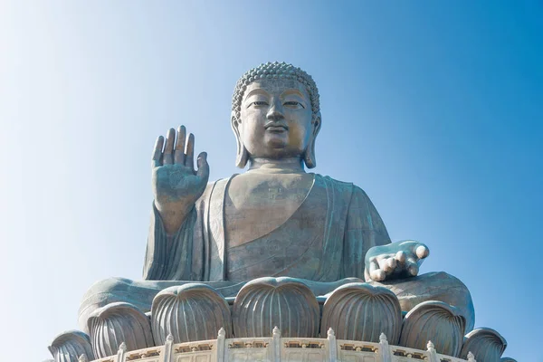 Hong Kong - 11 décembre 2015 : Tian Tan Buddha. un lieu touristique célèbre à Ngong Ping, Hong Kong . — Photo