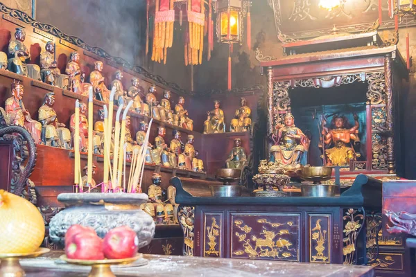 Hong Kong - 04 dic 2015: Man Mo Temple. un sitio histórico famoso en Tai Po, Hong Kong . — Foto de Stock