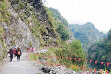 Tayvan - Jan 18 2016: Baiyang iz Taroko Milli Parkı'nda. ünlü bir manzara Hualien, Tayvan.