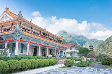 Tayvan - Jan 18 2016: Xiangde Tapınağı Taroko Milli Parkı'nda. ünlü bir manzara Hualien, Tayvan.