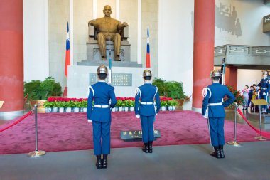 Taipei, Tayvan - 28 Ocak 2016: Asker Ulusal Dr. Sun Yat-sen Memorial Hall nöbet tut. ünlü tarihi bir site Taipei, Tayvan.