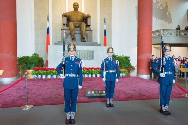 Taipei, Tayvan - 28 Ocak 2016: Asker Ulusal Dr. Sun Yat-sen Memorial Hall nöbet tut. ünlü tarihi bir site Taipei, Tayvan.