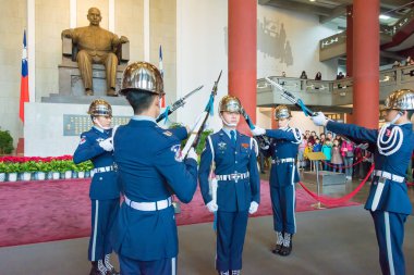 Taipei, Tayvan - 28 Ocak 2016: Asker Ulusal Dr. Sun Yat-sen Memorial Hall nöbet tut. ünlü tarihi bir site Taipei, Tayvan.