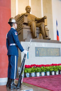 Taipei, Tayvan - 28 Ocak 2016: Asker Ulusal Dr. Sun Yat-sen Memorial Hall nöbet tut. ünlü tarihi bir site Taipei, Tayvan.