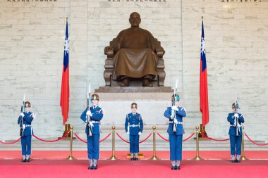 Taipei, Tayvan - Jan 30 2016: Askerler Chiang Kai-shek Memorial Hall nöbet tut. ünlü tarihi bir site Taipei, Tayvan.