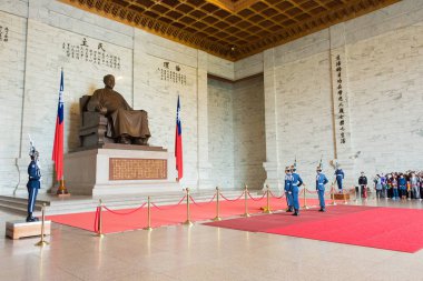 Taipei, Tayvan - Jan 30 2016: Askerler Chiang Kai-shek Memorial Hall nöbet tut. ünlü tarihi bir site Taipei, Tayvan.