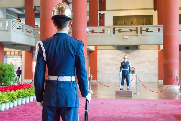 TAIPEI, TAIWAN - 28 de janeiro de 2016: Soldados ficam de guarda no National Dr. Sun Yat-sen Memorial Hall. um local histórico famoso em Taipei, Taiwan . — Fotografia de Stock