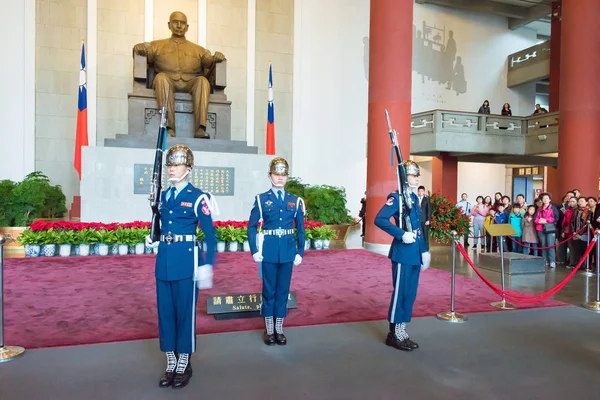 Taipei, Tayvan - 28 Ocak 2016: Asker Ulusal Dr. Sun Yat-sen Memorial Hall nöbet tut. ünlü tarihi bir site Taipei, Tayvan.