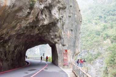 Tayvan - Jan 18 2016: Swallow Grotto Taroko Milli Parkı'nda. ünlü bir manzara Hualien, Tayvan.