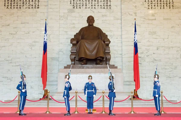 TAIPEI, TAIWAN - 30 de janeiro de 2016: Soldados ficam de guarda no Chiang Kai-shek Memorial Hall. um local histórico famoso em Taipei, Taiwan . — Fotografia de Stock