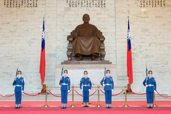 TAIPEI, TAIWAN - 30 de janeiro de 2016: Soldados ficam de guarda no Chiang Kai-shek Memorial Hall. um local histórico famoso em Taipei, Taiwan . — Fotografia de Stock