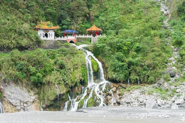 Taiwan - Jan 18 2016: Eeuwige lente Shirine(Changchunci) in het Nationaal Park Taroko. een beroemde landschap in Hualien, Taiwan. — Stockfoto