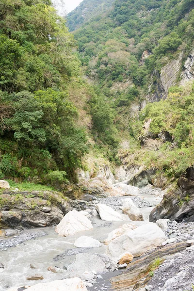 Tayvan - Jan 18 2016: Baiyang iz, Taroko Milli Parkı. ünlü bir manzara Hualien, Tayvan.