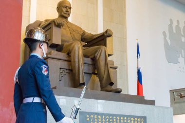 Taipei, Tayvan - 28 Ocak 2016: Asker Ulusal Dr. Sun Yat-sen Memorial Hall nöbet tut. ünlü tarihi bir site Taipei, Tayvan.