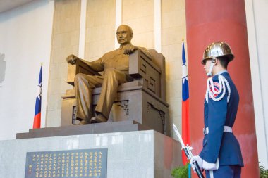 Taipei, Tayvan - 28 Ocak 2016: Asker Ulusal Dr. Sun Yat-sen Memorial Hall nöbet tut. ünlü tarihi bir site Taipei, Tayvan.