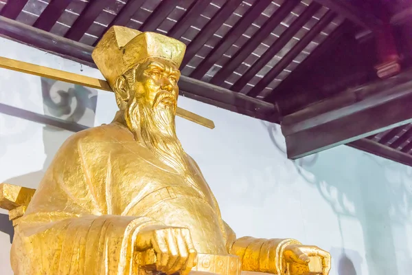 Anhui, Čína - 25 listopad 2015: Bao Zheng socha na Baogong chrámu. slavné historické místo v Hefei, Anhui, Čína. — Stock fotografie