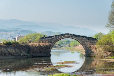 Yunnan, Çin - Mar 20 2015: Yujin köprü Shaxi antik Köyü'nde. bir ünlü antik köy Jianchuan, Yunnan, Çin.