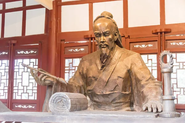 ANHUI, CHINA - 19 de noviembre de 2015: Estatua de Hua Tuo en el Templo de Huazu. un sitio histórico famoso en Bozhou, Anhui, China . — Foto de Stock