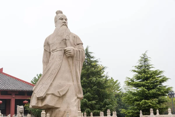 ANHUI, CHINA - 18 de noviembre de 2015: Estatua de Caocao en Caocao Park. un sitio histórico famoso en Bozhou, Anhui, China . — Foto de Stock