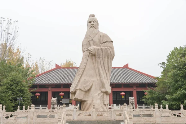 Anhui, Çin - 18 Kasım 2015: Caocao heykel Caocao Park'ta. ünlü tarihi bir site: Bozhou, Anhui, China.