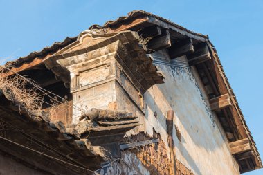 Yunnan, Çin - Mar 20 2015: Çatı Shaxi antik Köyü'nde. bir ünlü antik köy Jianchuan, Yunnan, Çin.