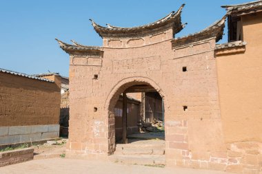 Yunnan, Çin - Mar 20 2015: Doğu Köyü kapısı Shaxi antik Köyü'nde. bir ünlü antik köy Jianchuan, Yunnan, Çin.