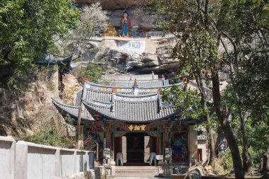 Yunnan, Çin - Mar 21 2015: Baoxiang Tapınağı'nda Shibaoshan Mountain(Shibaoshan Shiku). ünlü bir ören Jianchuan, Yunnan, Çin.