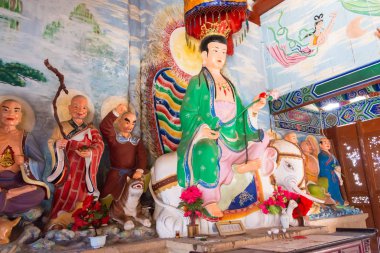 Yunnan, Çin - Mar 21 2015: Baoxiang Tapınağı'nda Shibaoshan Mountain(Shibaoshan Shiku). ünlü bir ören Jianchuan, Yunnan, Çin.