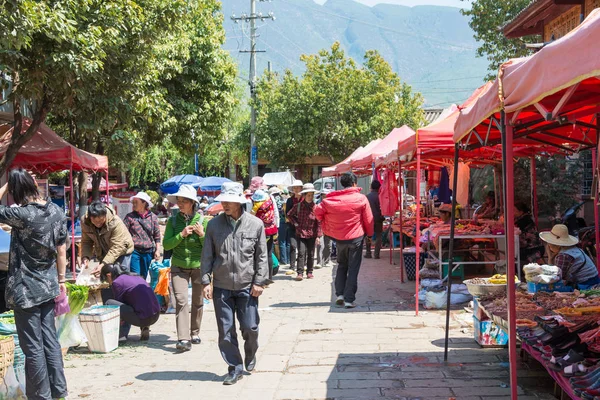 Γιουνάν, Κίνα - 20 Mar 2015: Αγορά Shaxi Ancient village. ένα διάσημο αρχαίο χωριό της Jianchuan, Yunnan, Κίνα. — Φωτογραφία Αρχείου