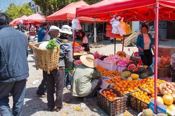 YUNNAN, CHINA - 20 MAR 2015: Mercado en Shaxi Ancient village. un famoso pueblo antiguo de Jianchuan, Yunnan, China . — Foto de Stock