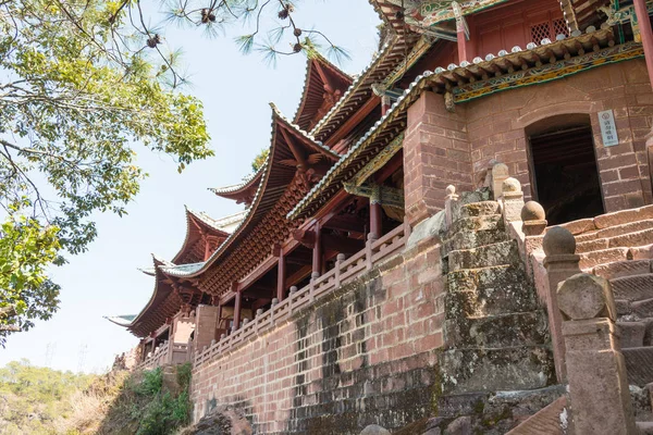 YUNNAN, CHINA - 21 MAR 2015: Montaña Shibaoshan (Shibaoshan Shiku). un sitio histórico famoso de Jianchuan, Yunnan, China . —  Fotos de Stock