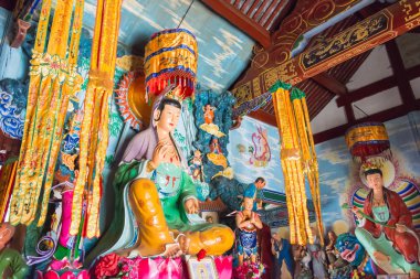 Yunnan, Çin - Mar 21 2015: Baoxiang Tapınağı'nda Shibaoshan Mountain(Shibaoshan Shiku). ünlü bir ören Jianchuan, Yunnan, Çin.