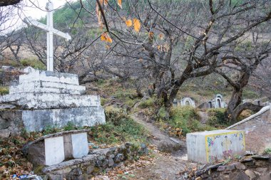 Diqing, Çin - Mar 17 2015: Katolik Mezarlığı'nda Cizhong. Diqing, Yunnan, Çin'in ünlü bir Tibet Köyü.