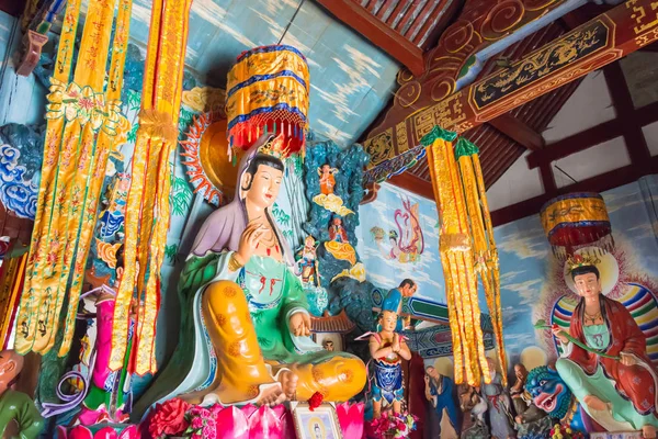 Yunnan, Çin - Mar 21 2015: Baoxiang Tapınağı'nda Shibaoshan Mountain(Shibaoshan Shiku). ünlü bir ören Jianchuan, Yunnan, Çin.