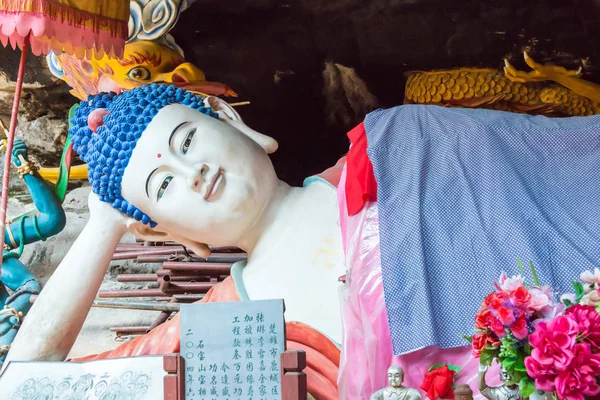 YUNNAN, CHINA - MAR 21 2015: Baoxiang temple at Shibaoshan Mountain(Shibaoshan Shiku). a famous historical site of Jianchuan, Yunnan, China. — Stock Photo, Image