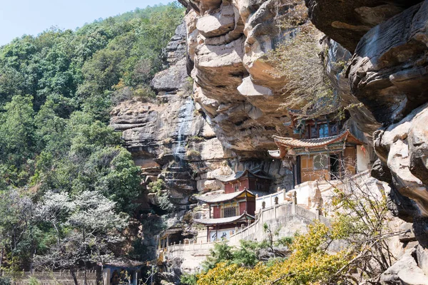 Yunnan, Çin - Mar 21 2015: Baoxiang Tapınağı'nda Shibaoshan Mountain(Shibaoshan Shiku). ünlü bir ören Jianchuan, Yunnan, Çin. — Stok fotoğraf