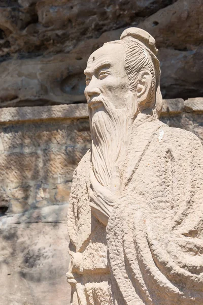 YUNNAN, CHINA - MAR 21 2015: Estátuas Xu Xiake na Montanha Shibaoshan (Shibaoshan Shiku). Xu Xiake (1587-1641) é um famoso explorador e geógrafo de Jianchuan, Yunnan, China . — Fotografia de Stock