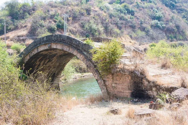 YUNNAN, CHINA - MAR 20 2015: Shiao Bridge at Shaxi Ancient village. a famous historical site(Ancient Tea Horse Road) of Jianchuan, Yunnan, China. — Stock Photo, Image